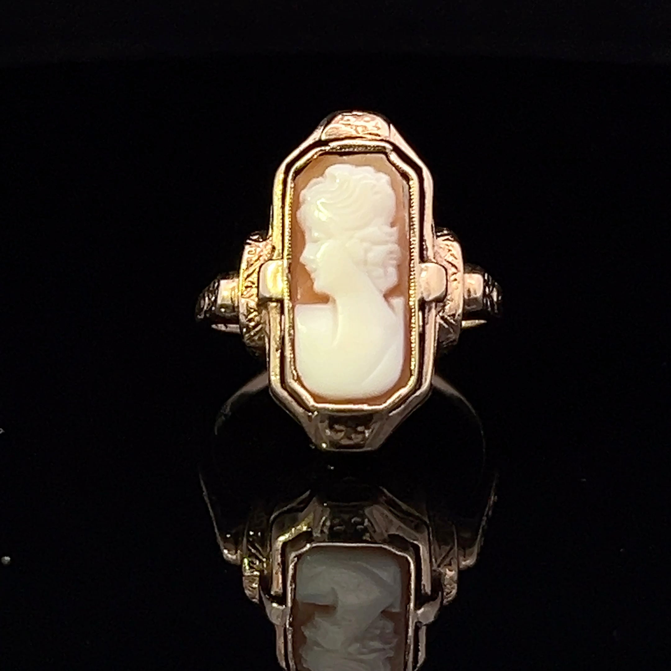 Jaelyn 10KY Lady Cameo Ring